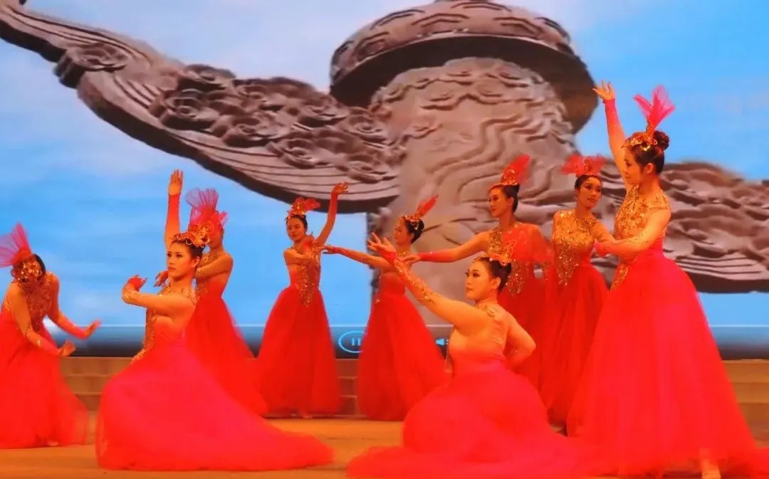 凤宝特钢(集团)“致敬奋斗 礼赞楷模”2024年度表彰先进颁奖典礼隆重举行